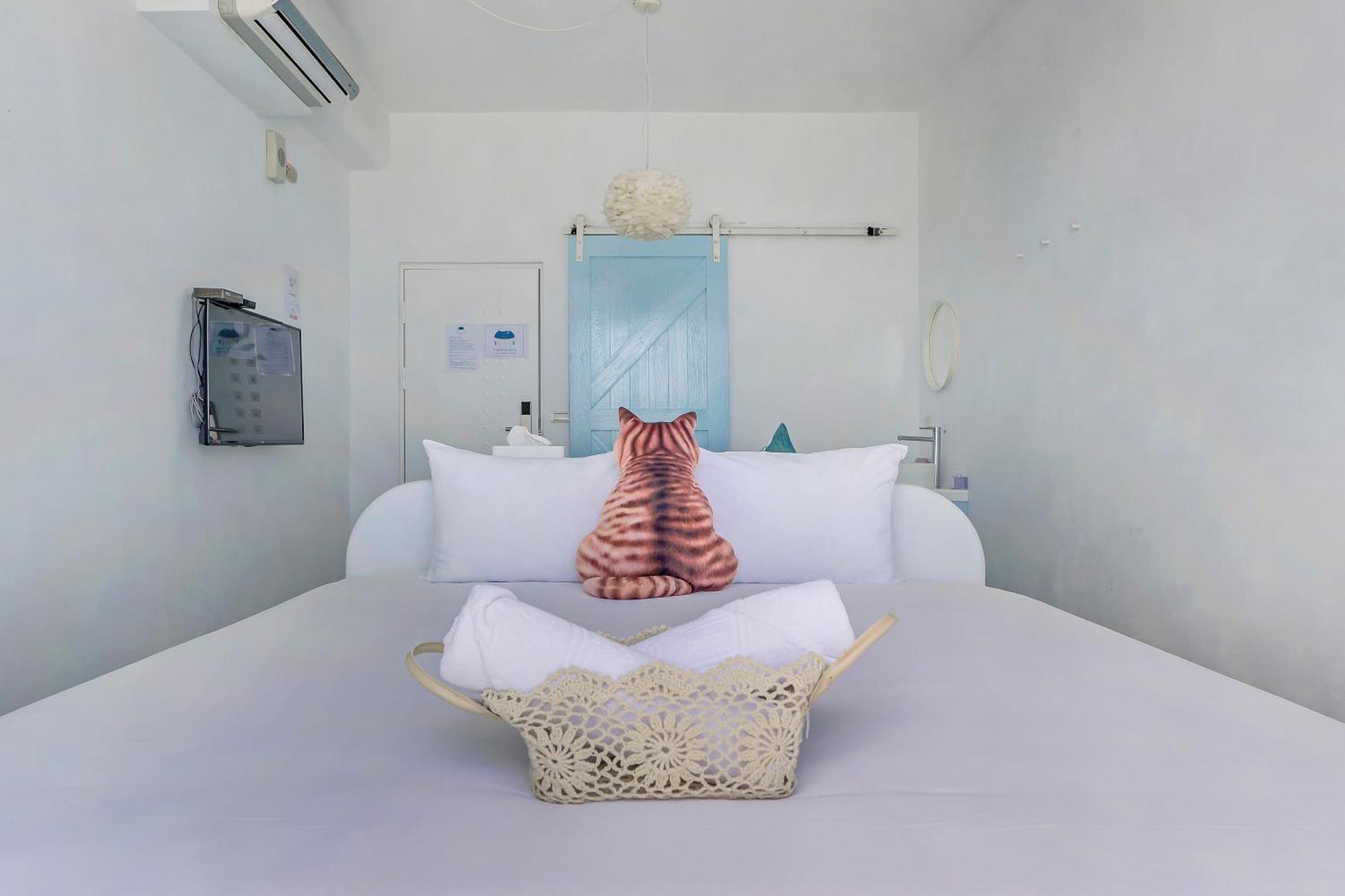 Cat At Greece Bed & Breakfast Nanwan Exterior photo